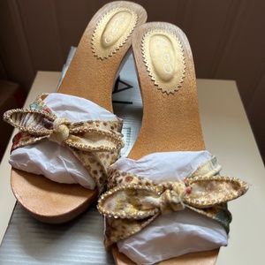 Wood low heel sandal